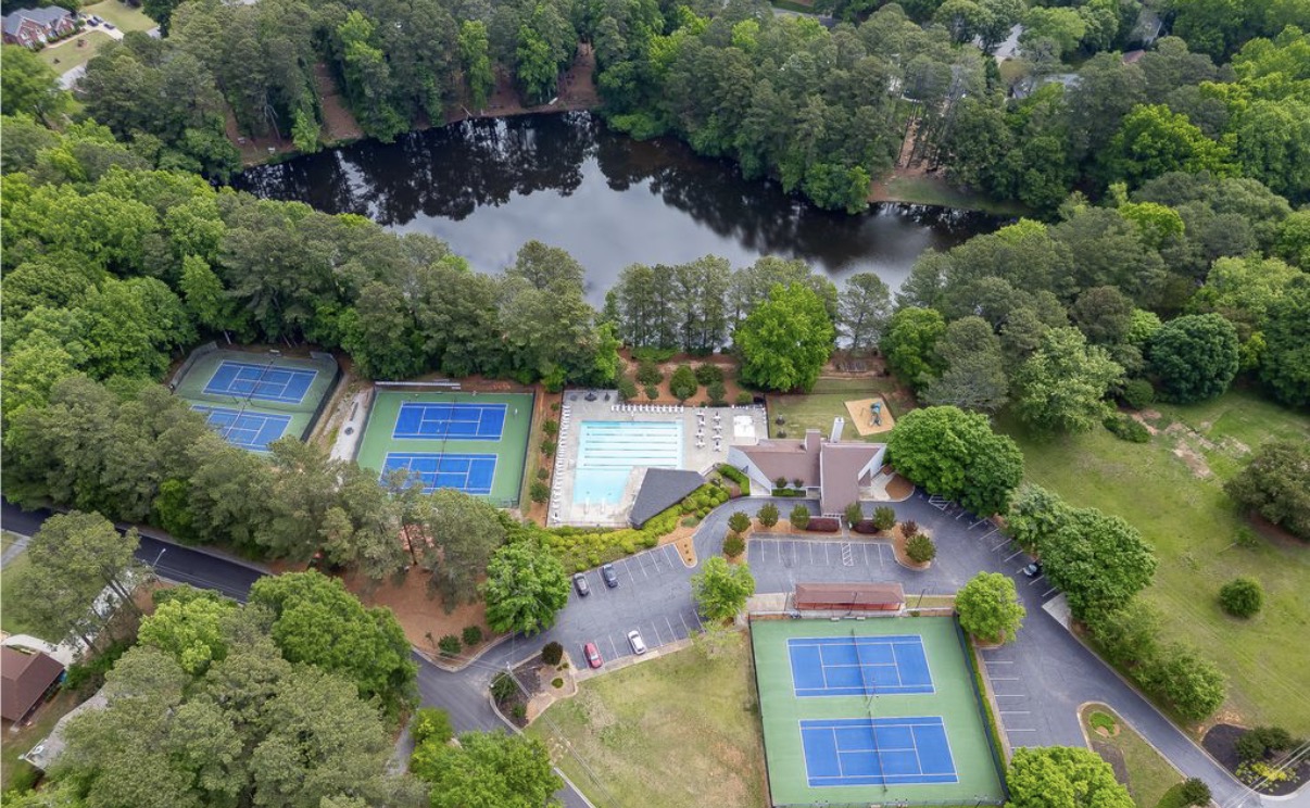 Aerial view of the Rivermist amenity center, pool, tennis courts and lake