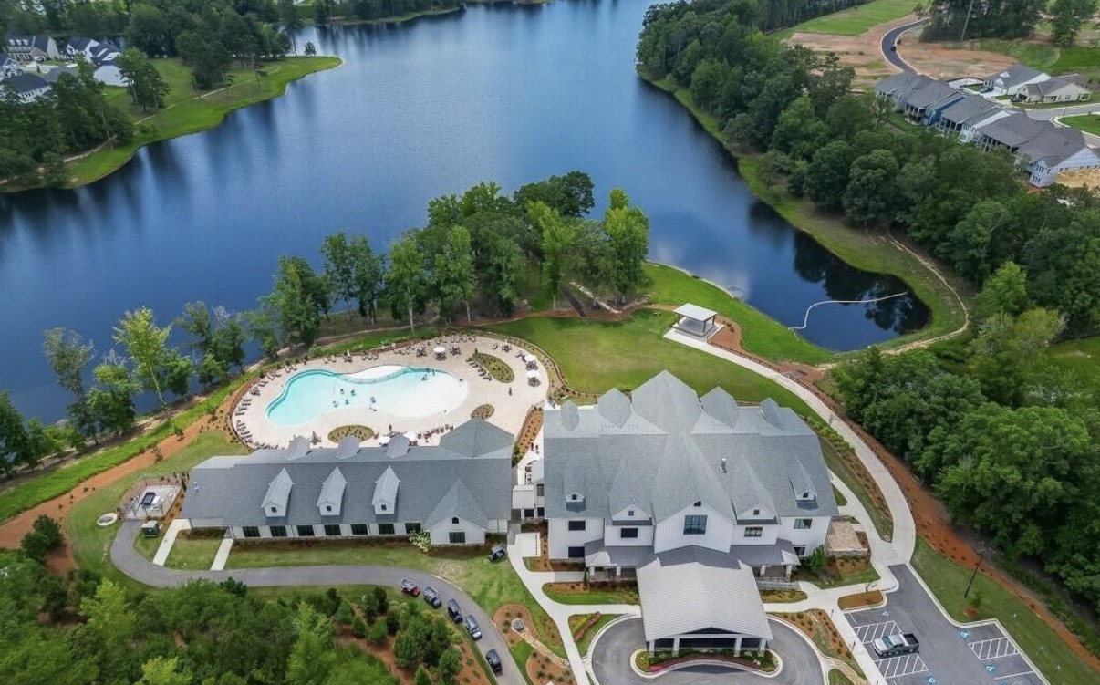 Aerial view of the Cresswind at Twin Lakes clubhouse, pool and lake