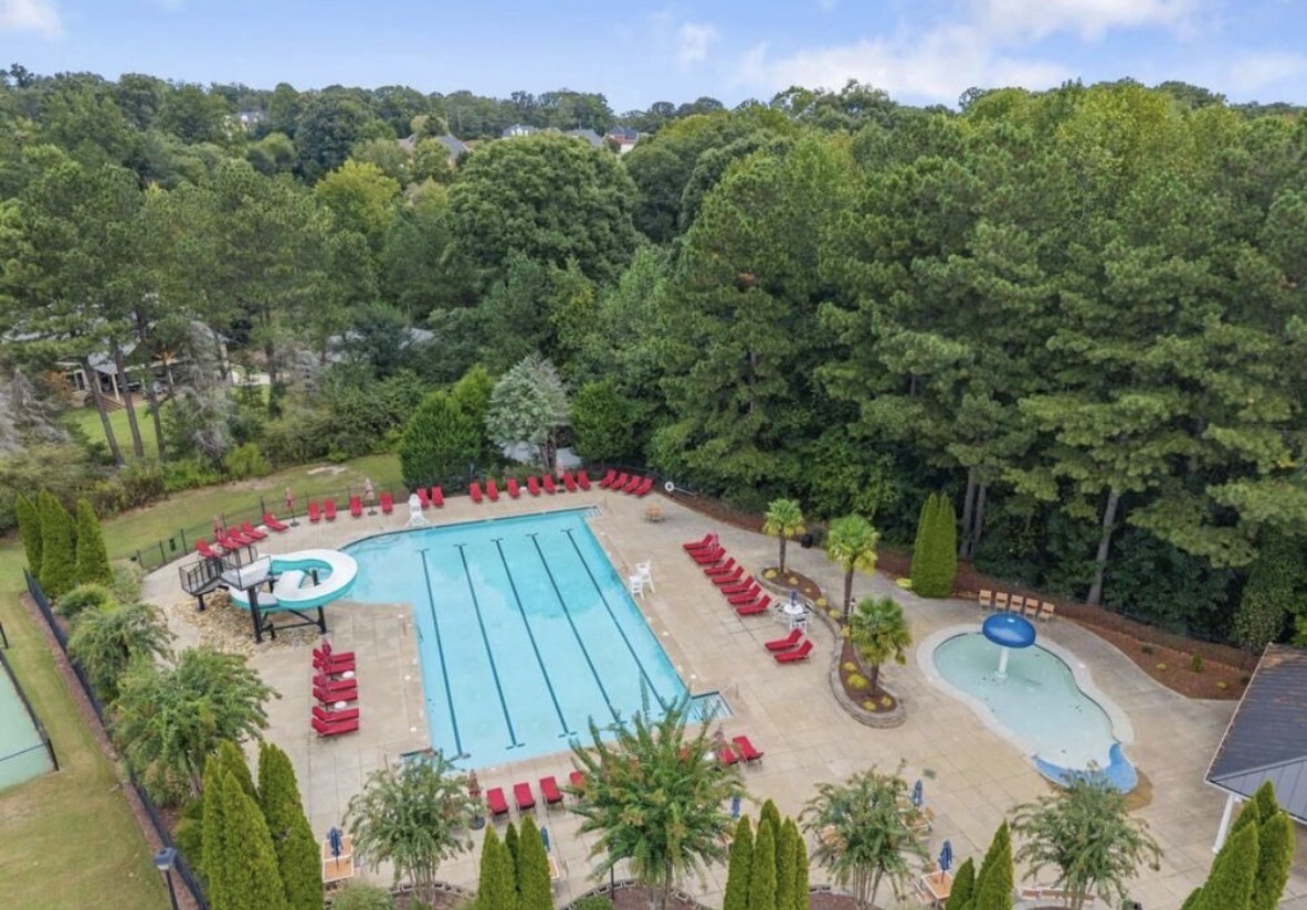 Royal Lakes swimming pool, slide and smaller splash pool