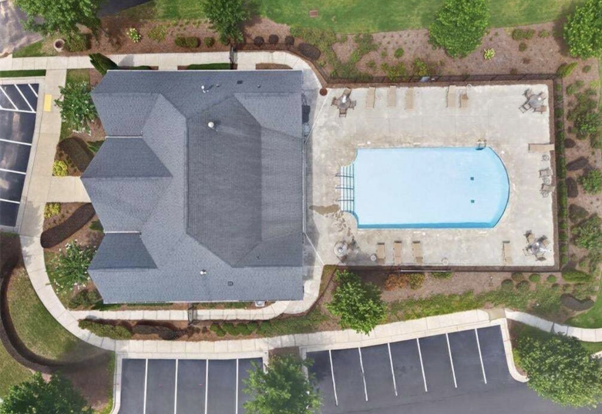 Aerial view of the Orchards of Park Ridge clubhouse and pool